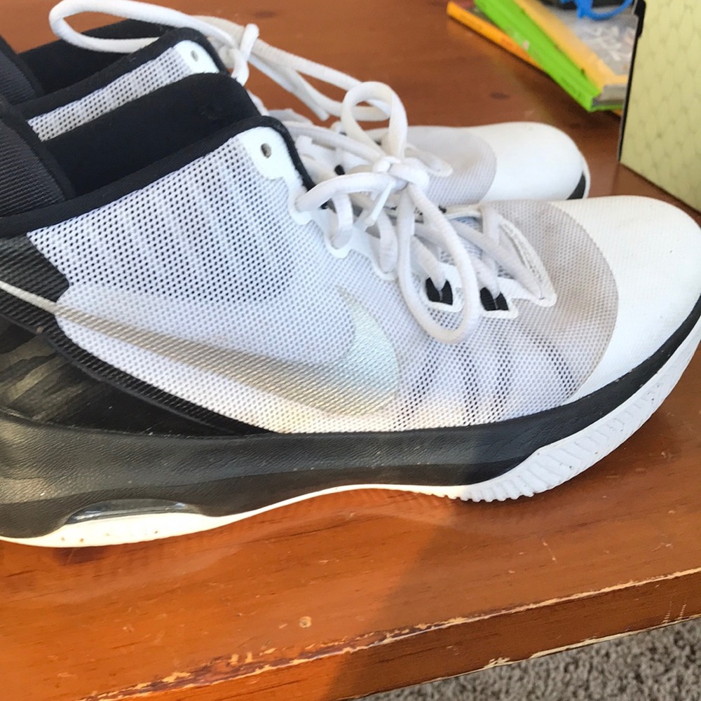 nike air versatile